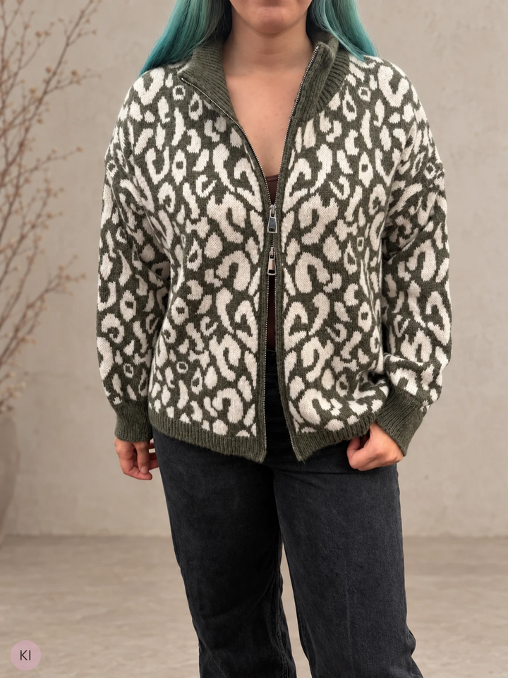 Strickjacke mit Leo-Muster und Stehkragen