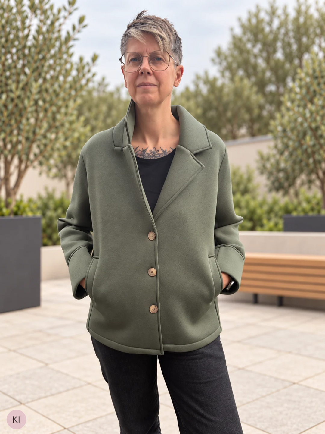 Kurze Jacke mit Reverskragen