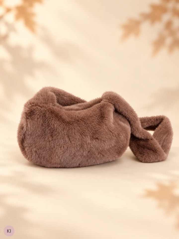 Kleine Schultertasche mit flauschiger Felloptik