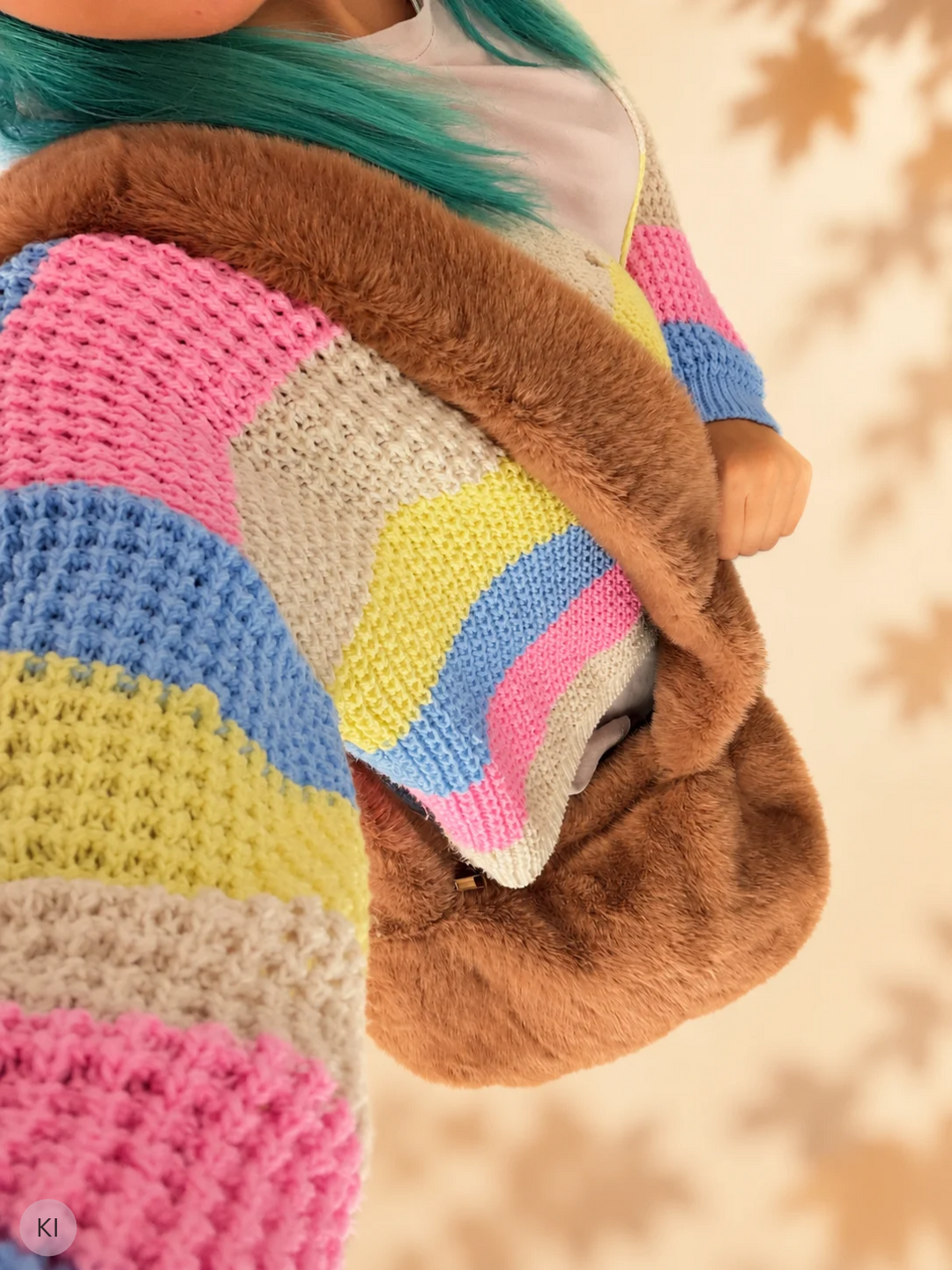 Kleine Schultertasche mit flauschiger Felloptik