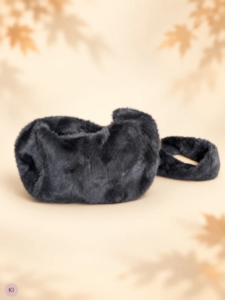 Kleine Schultertasche mit flauschiger Felloptik