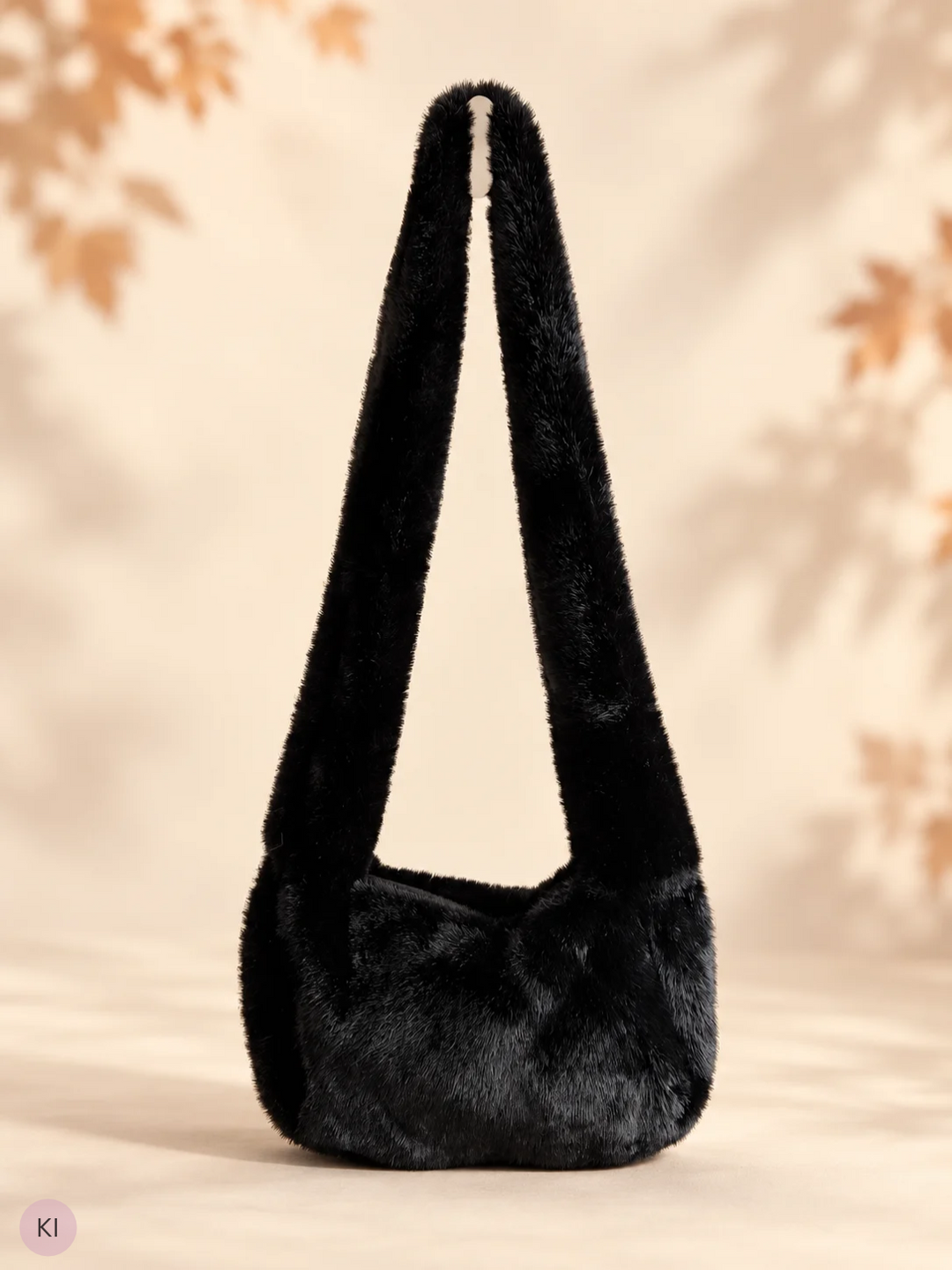 Kleine Schultertasche mit flauschiger Felloptik