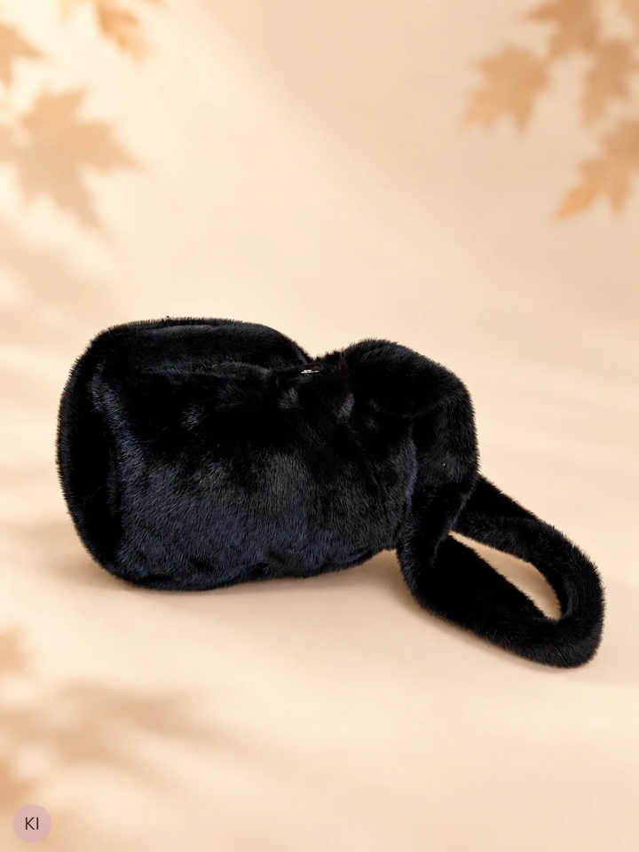 Kleine Schultertasche mit flauschiger Felloptik