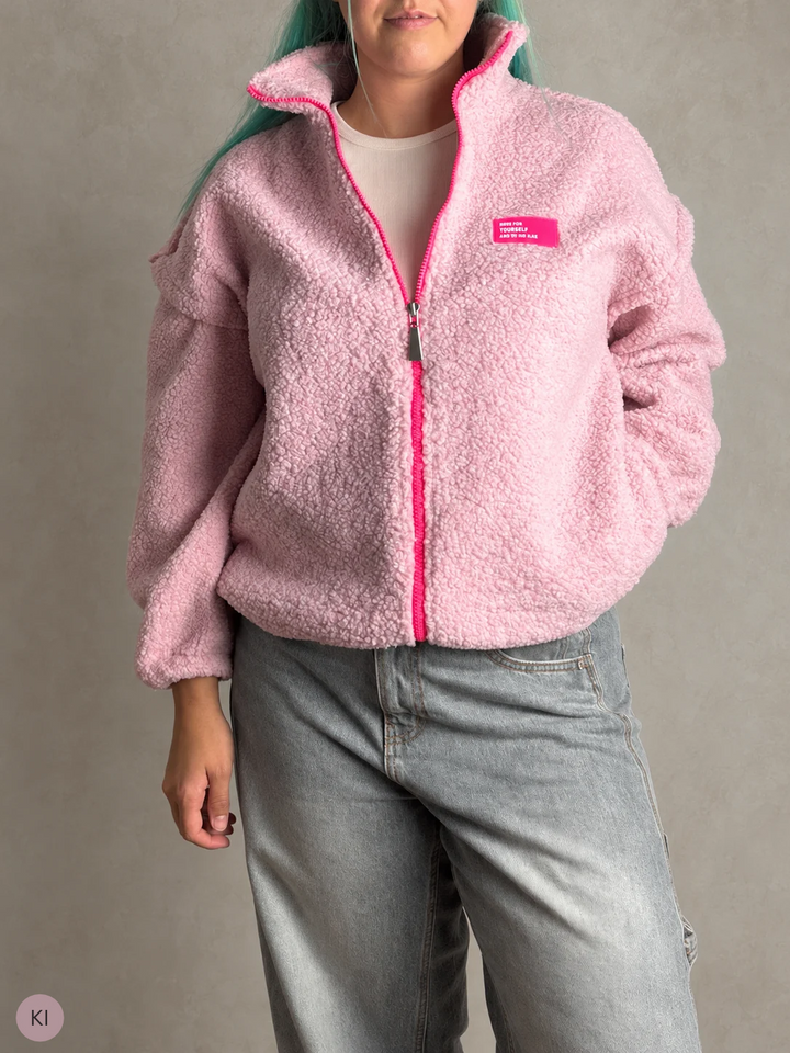 Teddyjacke mit Neon-Detail
