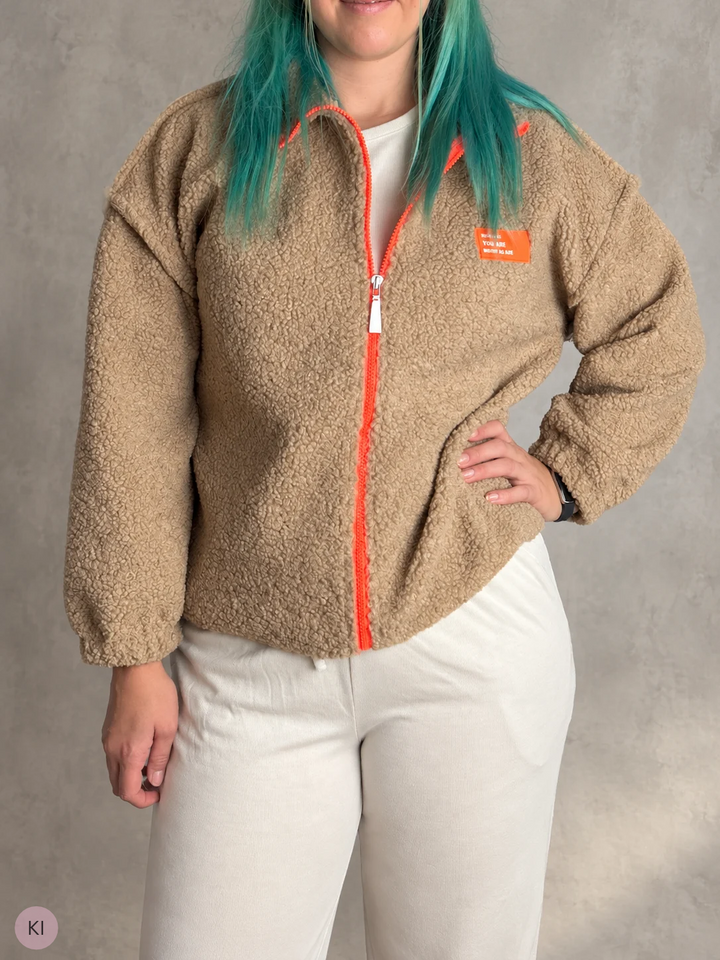 Teddyjacke mit Neon-Detail